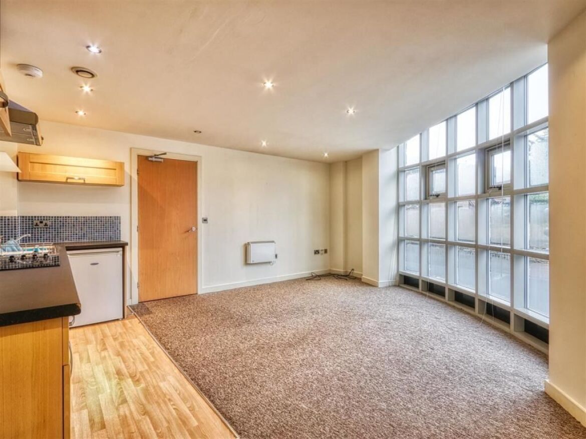 116 Piccadilly Heights Image 1