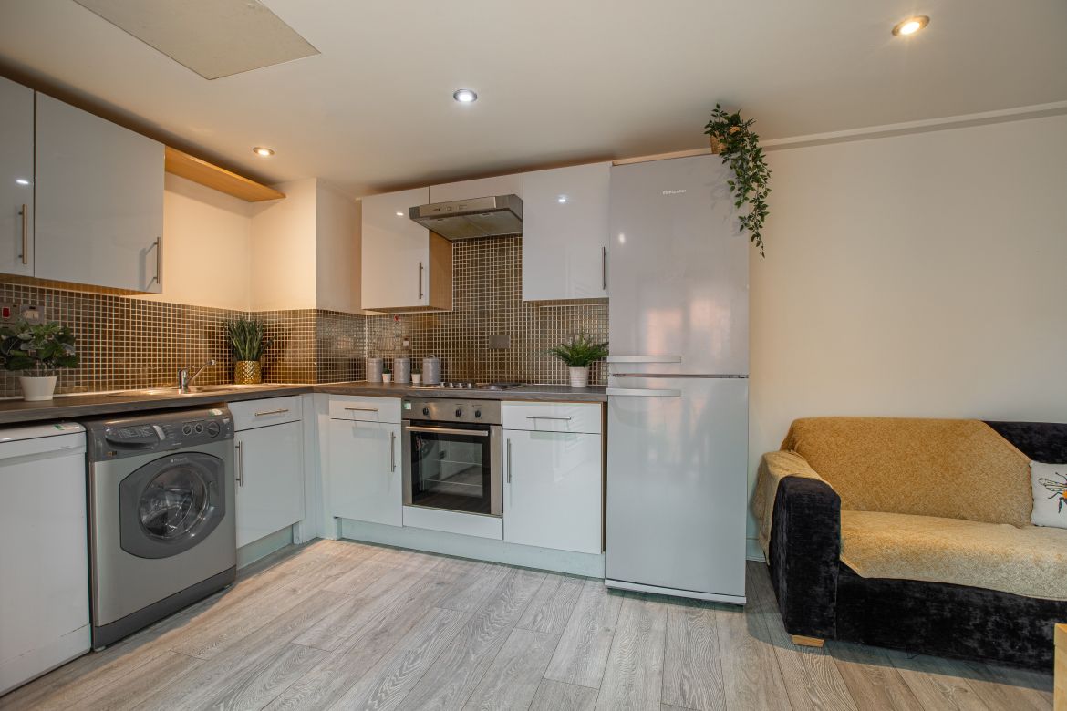 Apt 6 Regent Terrace Image 2